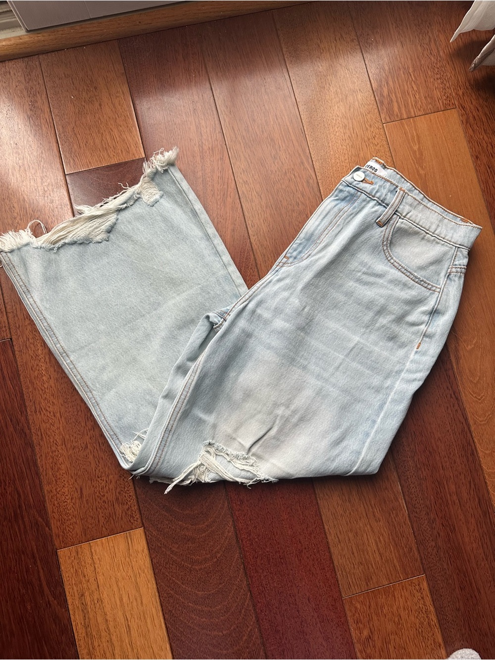 Light Wash Frayed Hem Wide-Leg Jeans - Casual Women’s Flare
